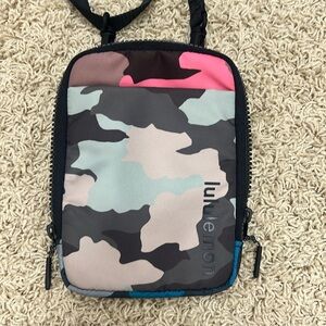 Lulu camo crossbody